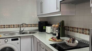 KĂŒhlschrank, Mikrowelle, Ofen, Herdplatte