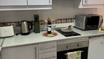 Een koelkast, een magnetron, een oven, een kookplaat