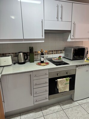 Refrigerador, microondas, horno y parrilla de estufa 