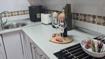 KĂŒhlschrank, Mikrowelle, Ofen, Herdplatte