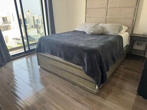 3 habitaciones, tabla de planchar con plancha, wifi y ropa de cama