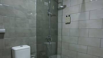 Doppia Standard, vista fiume | Bagno | Doccia, set di cortesia gratuito, asciugacapelli, asciugamani