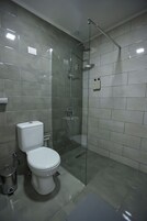 Standard Double Room, River View | Bathroom | Shower, free toiletries, hair dryer, towels