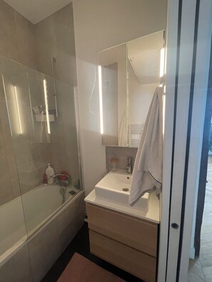 Sèche-cheveux, serviettes fournies, savon, papier toilette