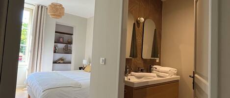 2 chambres, fer et planche à repasser, Wi-Fi, draps fournis