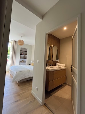 2 habitaciones, tabla de planchar con plancha, cuna de viaje y wifi 