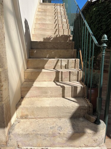 Comfortable apartment, wine-growing village, opposite the château, near Beaune