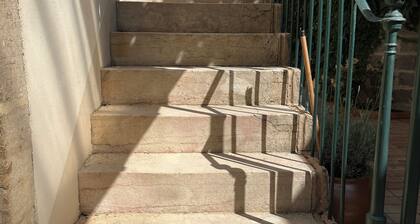 Appartement tout confort, village viticole, face au chĂąteau, proche Beaune