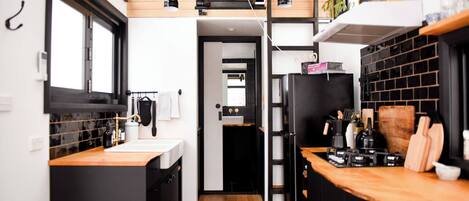 Kühlschrank, Herdplatte, Wasserkocher mit Kaffee-/Teezubehör