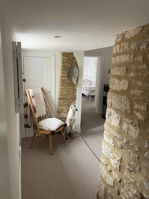 4 habitaciones, tabla de planchar con plancha, internet y ropa de cama 