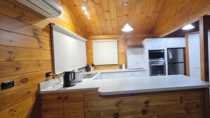 Fridge, microwave, oven, stovetop - Farm House close to town (Pukekohe)