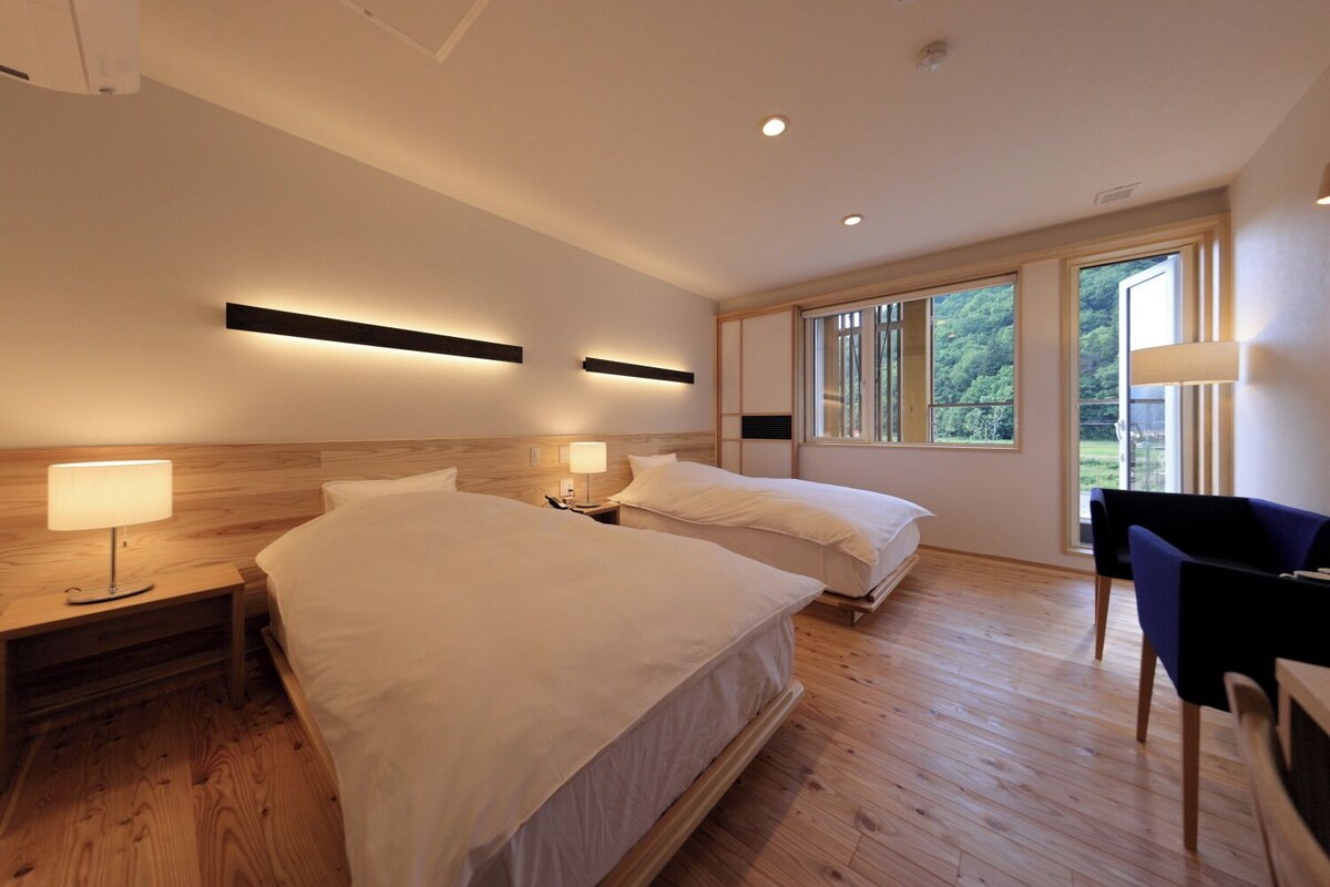 Quarto duplo standard, sacada, vista para a montanha | Cofres nos quartos, escrivaninha, Wi-Fi de cortesia
