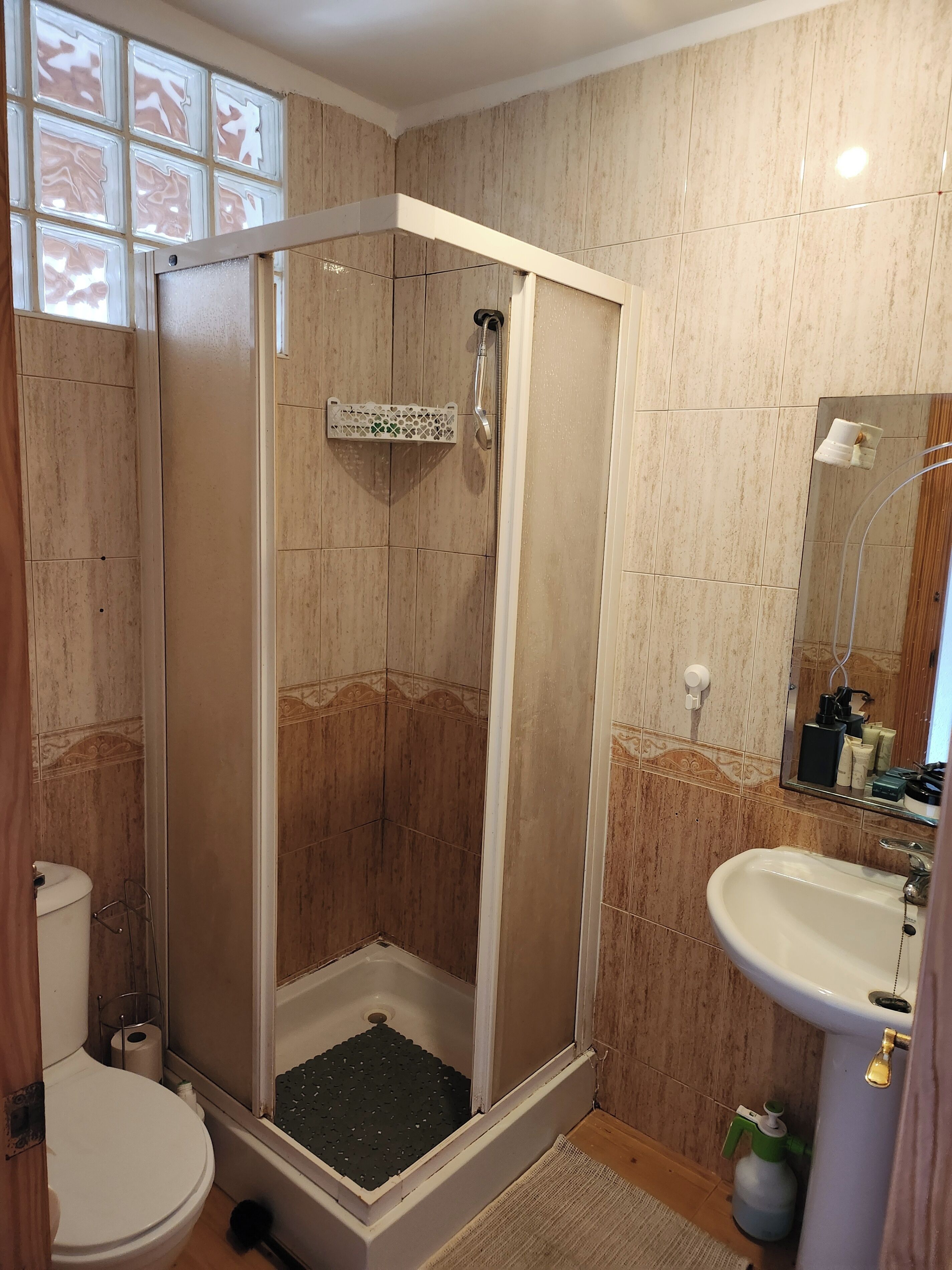 أحواض استحمام وحجيرات دش منفصلة، حوض استحمام عميق، مجففات شعر، مناشف