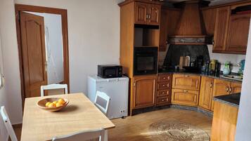 Fridge, oven, stovetop, electric kettle