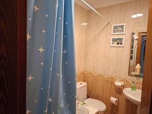 Separate tub and shower, deep soaking tub, hair dryer, towels