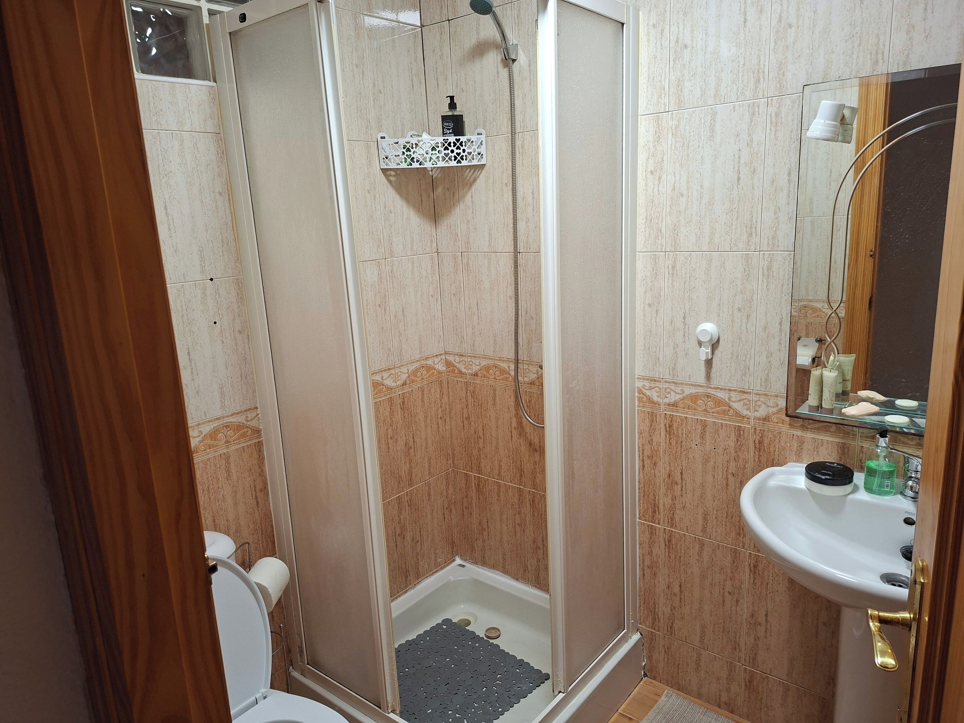 Bañera y ducha independientes, bañera profunda y secador de pelo