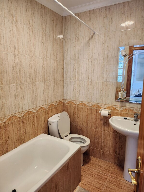 Baignoire et douche séparées, baignoire relaxante profonde