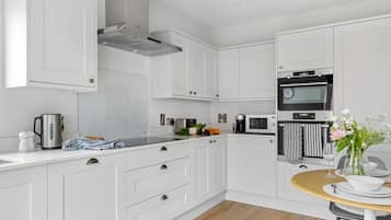 Kühlschrank, Mikrowelle, Ofen, Geschirrspüler