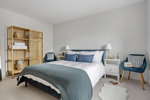 1 bedroom, iron/ironing board, free WiFi, bed sheets - Morford House – Stylish City Retreat with Terrace & Parking, Exeter (Exeter)