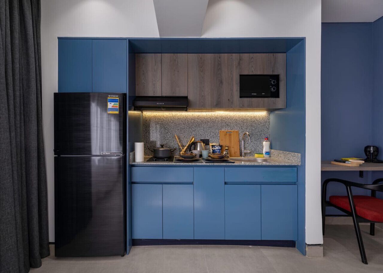 Frigorífico, microondas, placa de cocina y utensilios de cocina