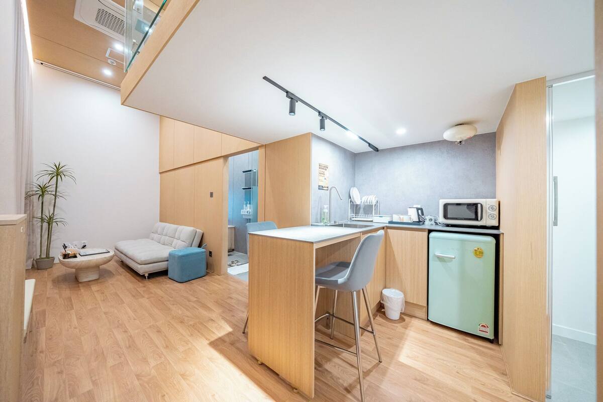 Ropa de cama de alta calidad y minibar con artículos gratuitos 