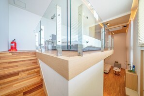 Escritorio, cortinas blackout, insonorización y wifi gratis 