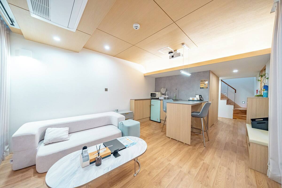 Ropa de cama de alta calidad y minibar con artículos gratuitos 