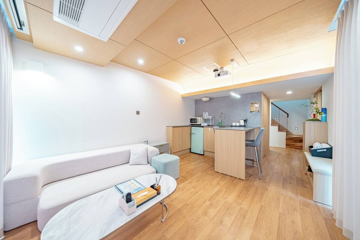 Ropa de cama de alta calidad y minibar con artículos gratuitos 