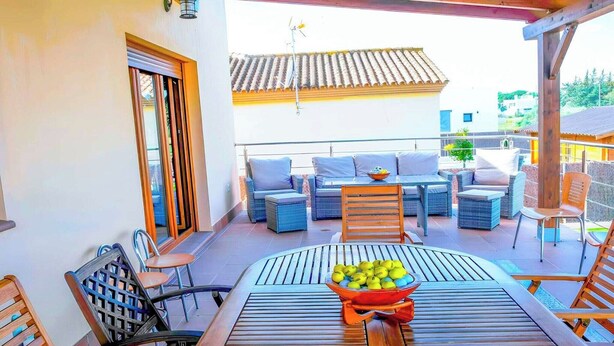 Unclassified image, 1 of 54, button - Golf-view villa with pool (Chiclana de la Frontera)
