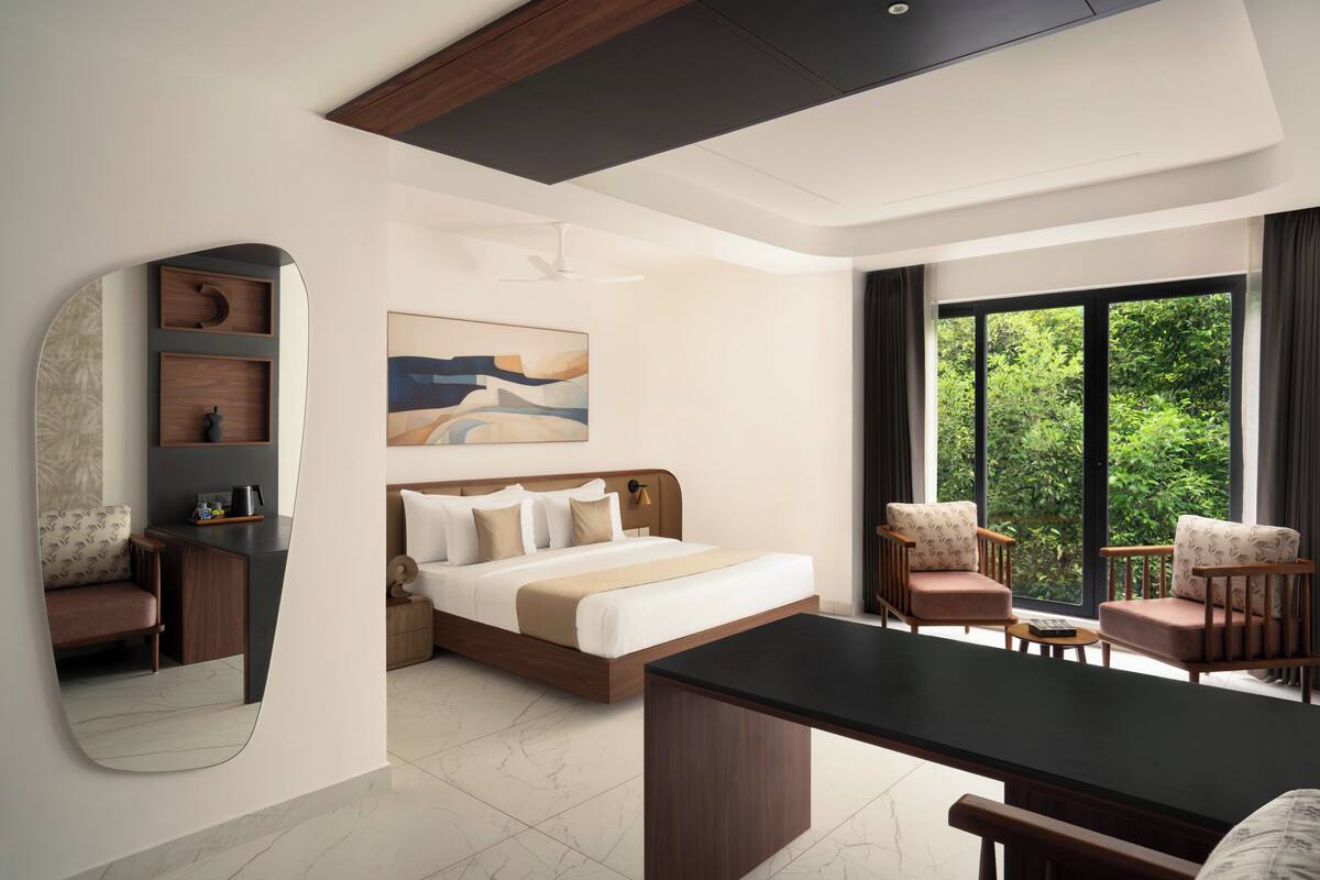 In-room safe, laptop workspace, blackout drapes