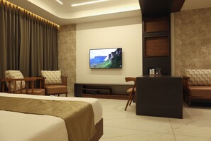 Deluxe Double or Twin Room | In-room safe, laptop workspace, blackout drapes, iron/ironing board