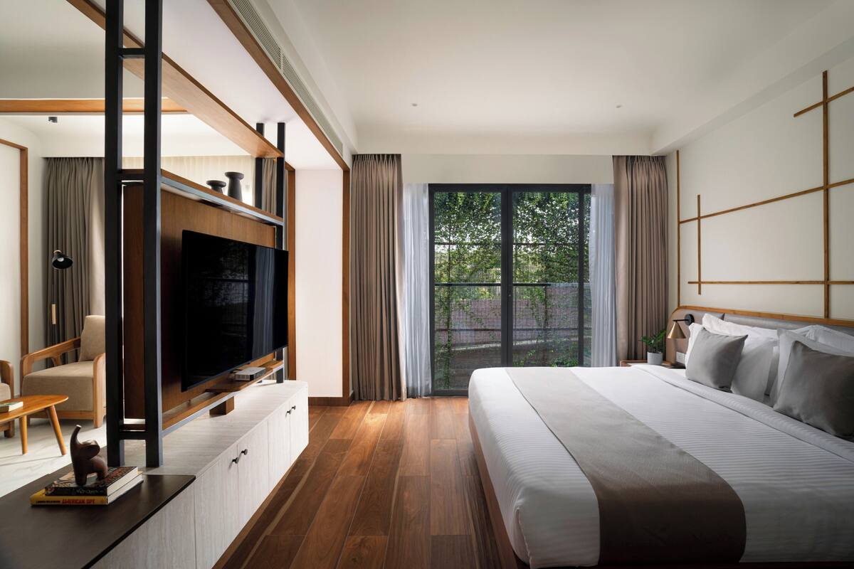 In-room safe, laptop workspace, blackout drapes