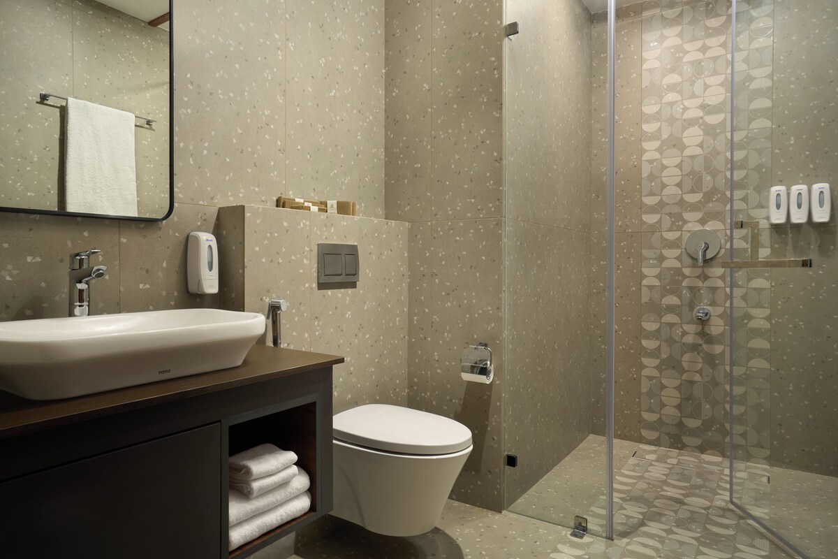 Ein Badezimmer mit Waschbecken, Toilette und Duschkabine.