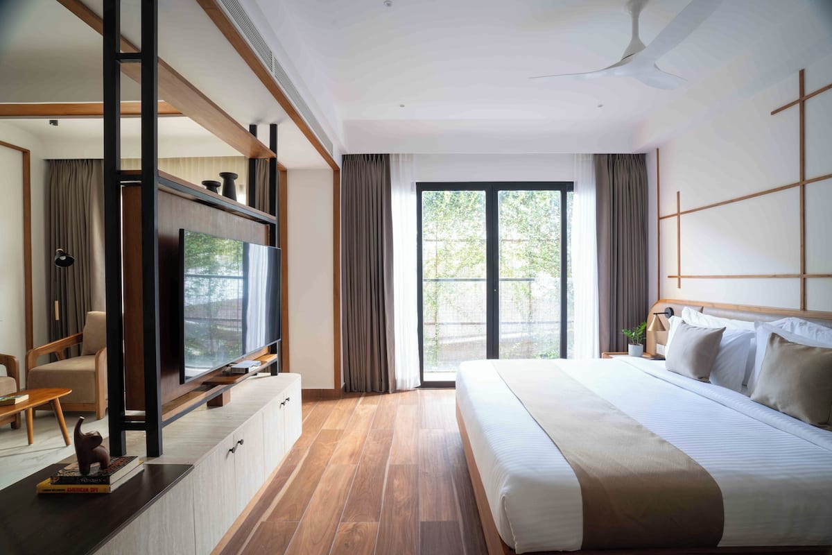 In-room safe, laptop workspace, blackout curtains, iron/ironing board