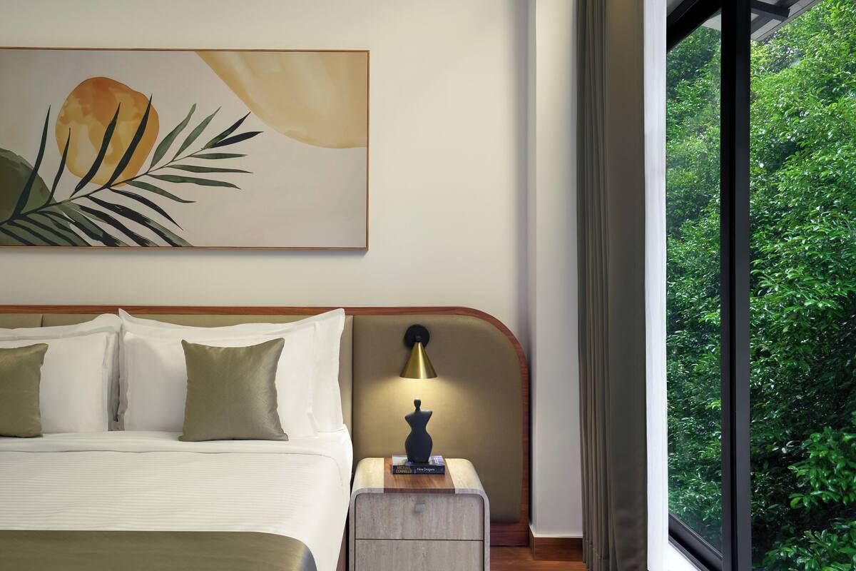 In-room safe, laptop workspace, blackout drapes