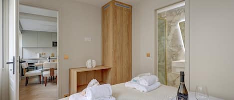 2 bedrooms, desk, iron/ironing board, bed sheets