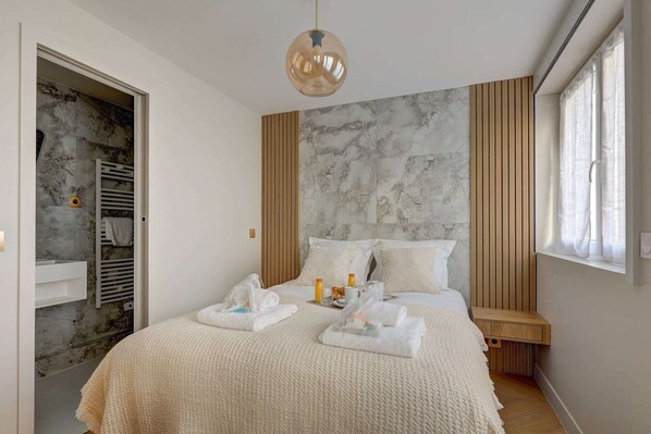 2 bedrooms, desk, iron/ironing board, bed sheets