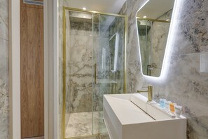 Chuveiro, secador de cabelo, toalhas de banho 