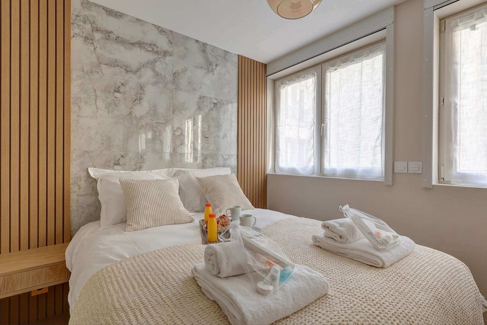 2 slaapkamers, een bureau, een strijkplank/strijkijzer, beddengoed