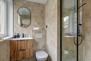 Regadera, secadora de cabello, toallas 