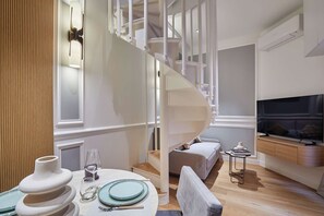 Smart TV, offices - Sublim 1BDR AC Arc de Triomphe Champs Elysees by Studio Prestige (Paris)