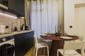 Réfrigérateur, micro-ondes, plaque de cuisson, cafetière/bouilloire