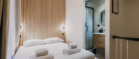 1 soveværelse, skrivebord, strygejern/strygebræt, sengetøj