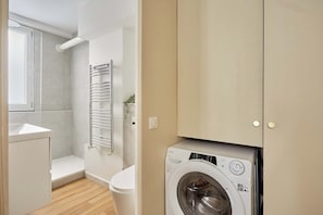 Shower, hair dryer, towels