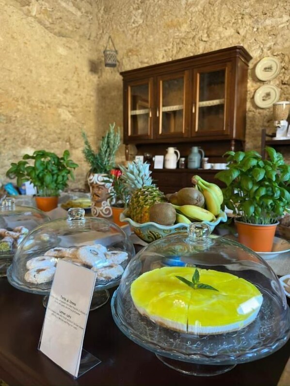 A buffet table with various food items and a sign indicating a special offer. - Feudo Nobile (Gela)