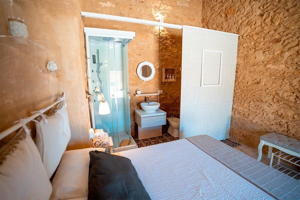 Habitación doble estándar, patio | Baño | Batas y pantuflas 