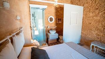 Habitación doble estándar, patio | Baño | Batas y pantuflas