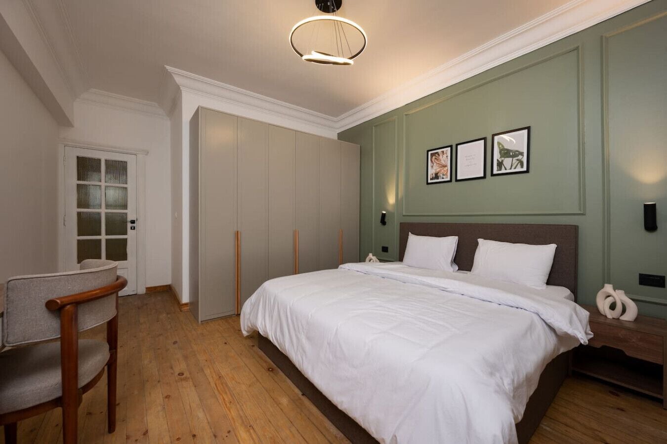 1 slaapkamer, een bureau, een strijkplank/strijkijzer, wifi