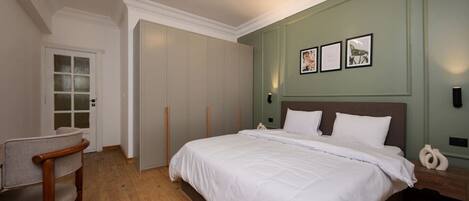 1 slaapkamer, een bureau, een strijkplank/strijkijzer, wifi