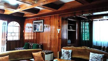 House, 3 Bedrooms, Smoking, Balcony | Living room
